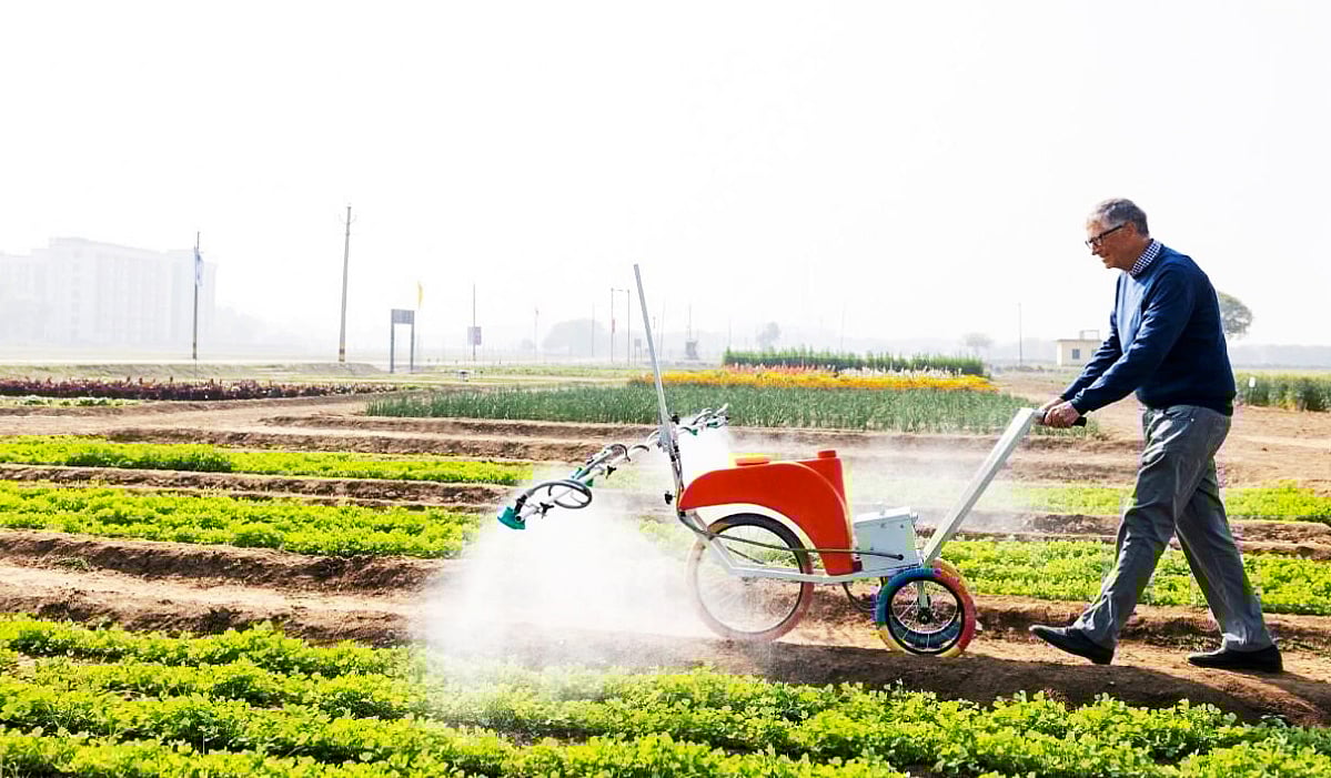 ಕೀಟನಾಶಕ ಸಿಂಪಡಣೆ ಯಂತ್ರ ಪರೀಕ್ಷಿಸಿದ ಬಿಲ್‌ ಗೇಟ್ಸ್‌