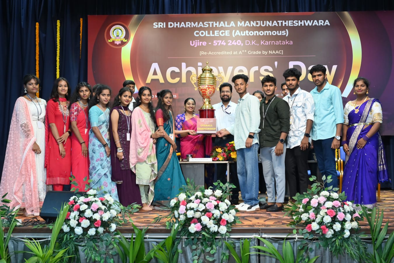 ಕಾರ್ಯಕ್ರಮದಲ್ಲಿ ಸಾಧಕರನ್ನು ಗೌರವಿಸಲಾಯಿತು