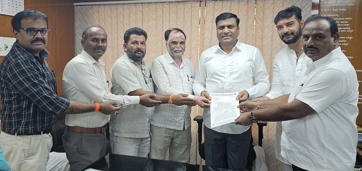 ಸಂತೇಮರಹಳ್ಳಿ: ಚಾಮುಲ್ ಬಾಕಿ ಹಣ ಬಿಡುಗಡೆಗಾಗಿ ಕೆಎಂಎಫ್‌ ಅಧ್ಯಕ್ಷರಿಗೆ ಮನವಿ 