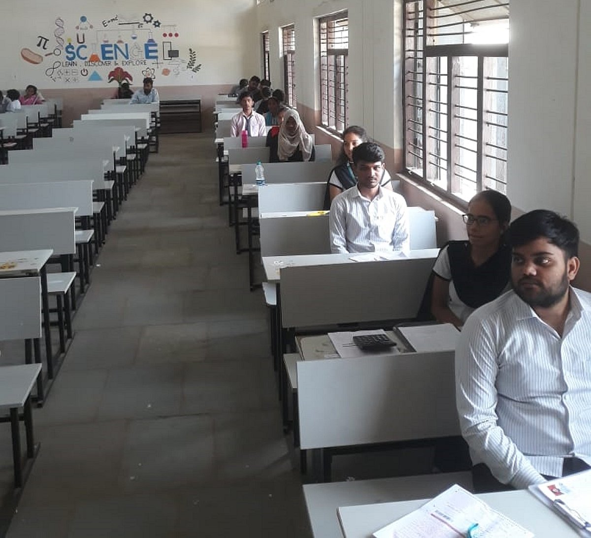 ಪರೀಕ್ಷೆ: ಒಂದೂವರೆ ಗಂಟೆ ತಡವಾಗಿ ಪ್ರಶ್ನೆ ಪತ್ರಿಕೆ ವಿತರಣೆ