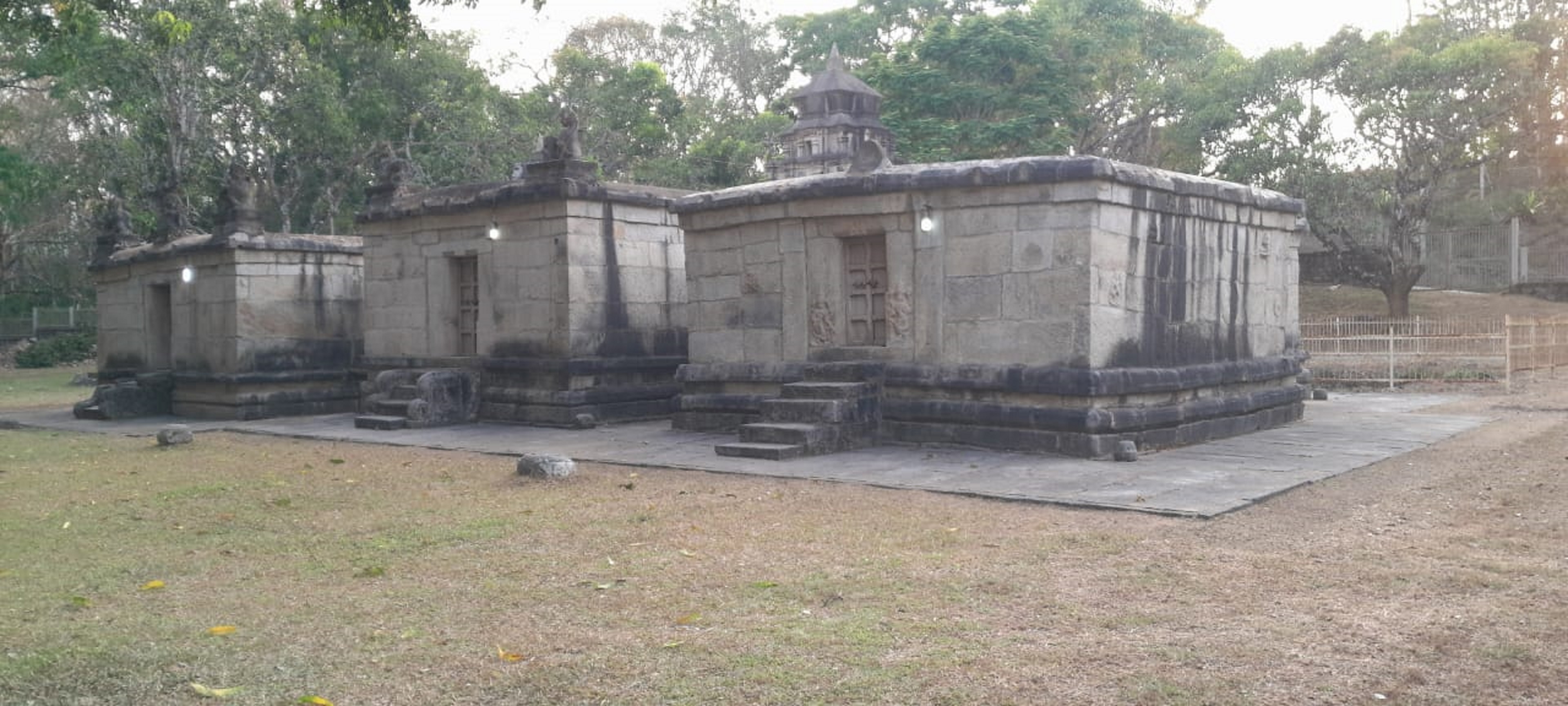ಮುಳ್ಳೂರಿನಲ್ಲಿರುವ ತ್ರಿವಳಿ ಜಿನ ಬಸದಿ