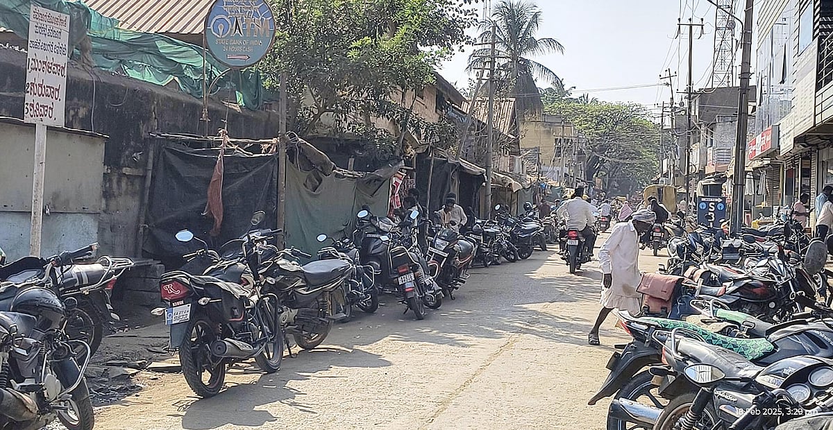 ಸವಣೂರು | ಪುಟ್‍ಪಾತ್ ಅತಿಕ್ರಮಣ; ಪಾದಚಾರಿಗಳು ಹೈರಾಣ