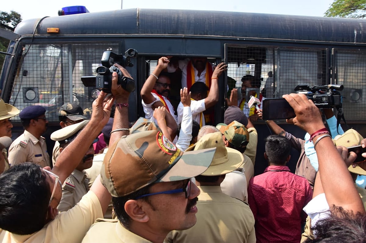 ದಾವಣಗೆರೆ: ಬಸ್‌ ಸಂಚಾರ ತಡೆಯಲು ಯತ್ನಿಸಿದ ಐವರ ಬಂಧನ
