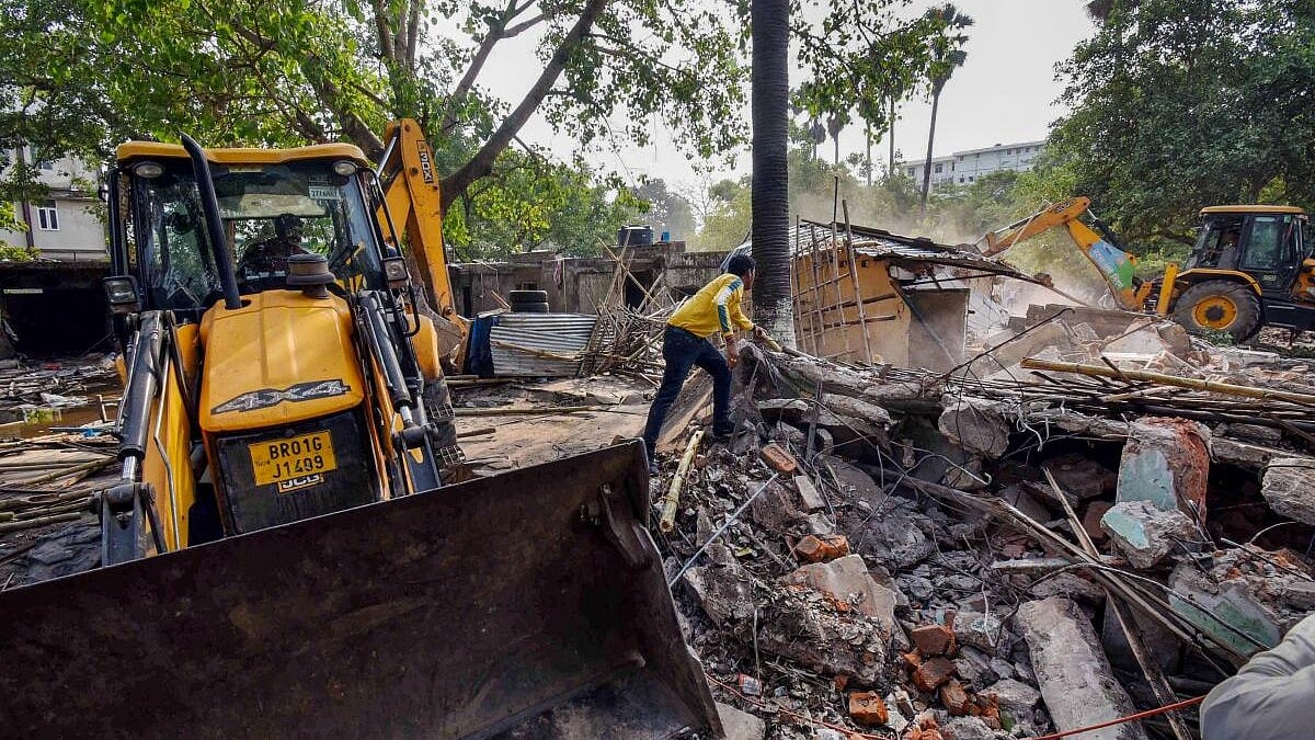 ಬುಲ್ಡೋಜರ್‌ನಿಂದ ಗುಡಿಸಲು ನೆಲಸಮ: ಒಳಗೆ ನುಗ್ಗಿ ಪುಸ್ತಕ ತಂದುಕೊಂಡ ಬಾಲಕಿ