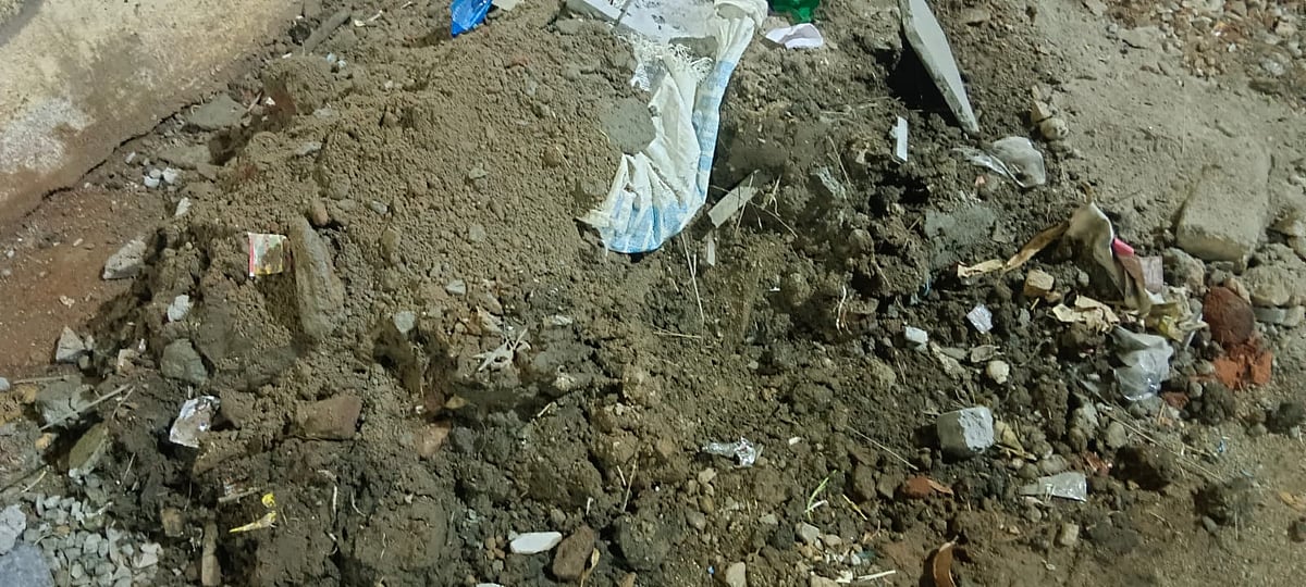 ಕೆ.ಆರ್.ಪುರ: ಚರಂಡಿ ಸ್ವಚ್ಛಗೊಳಿಸಿದ ಸಾರ್ವಜನಿಕರು