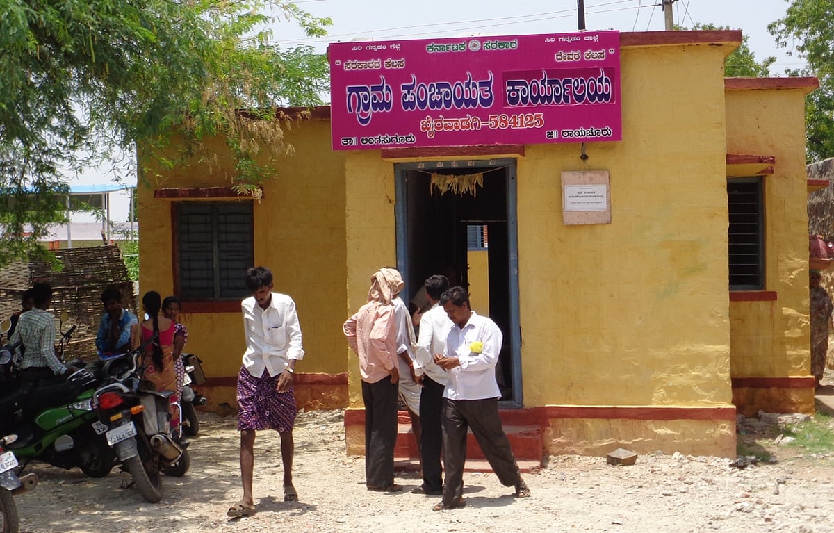 ಮುದಗಲ್ | ‘ಅಧಿಕಾರಿಗಳಿಗೆ ಹಳ್ಳಿ ಅಂದ್ರೆ ಭಯ’