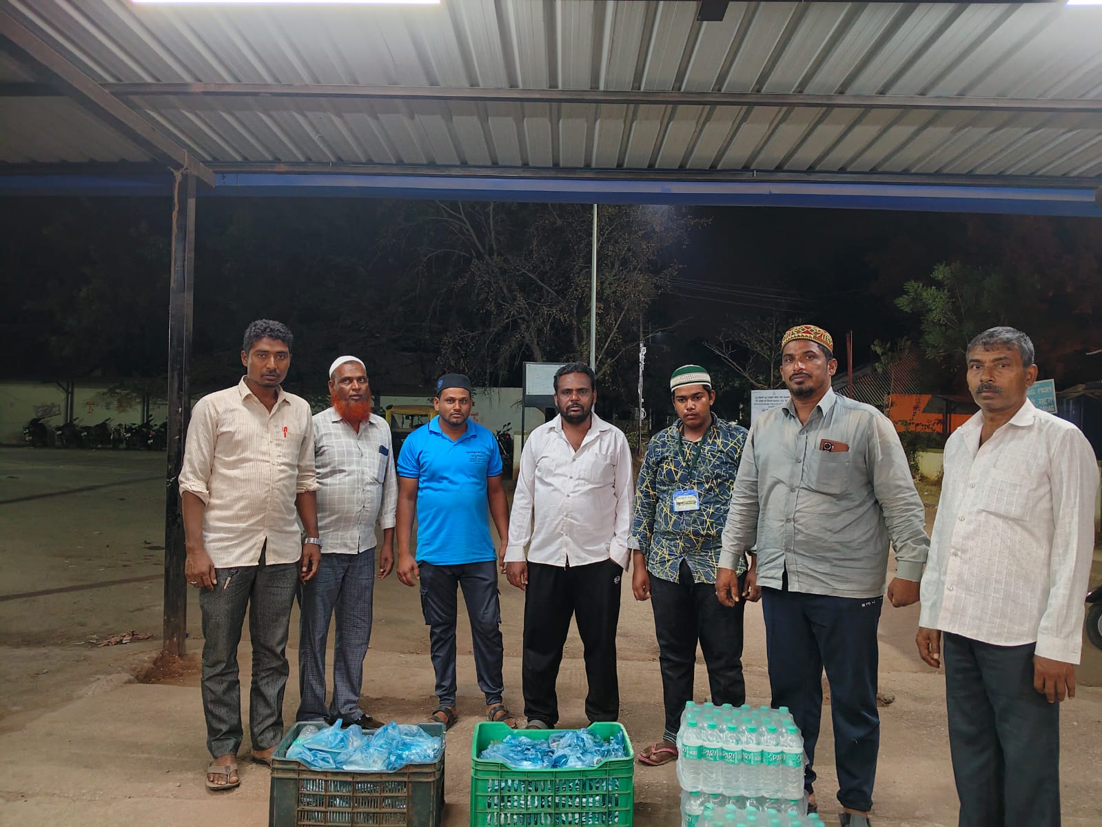 ರೈಲ್ವೆ ಪ್ರಯಾಣದಲ್ಲಿರುವವರಿಗೆ ಹಂಚಲು ತಂದಿರುವ ಆಹಾರ ಪೊಟ್ಟಣ ಮತ್ತು ನೀರಿನ ಬಾಟಲಿ ಜತೆಗೆ ತಂಡದ ಸದಸ್ಯರು