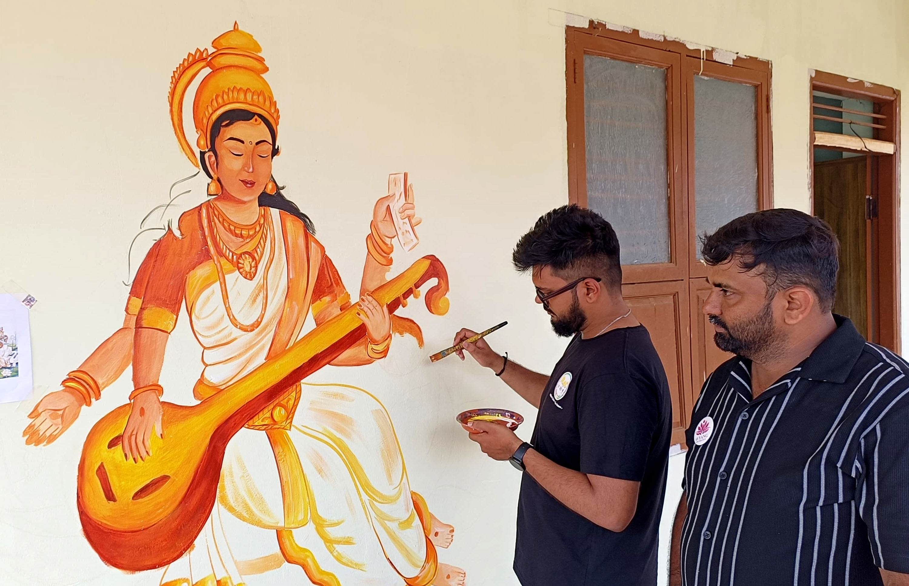 ಹಿರೀಸಾವೆ ಹೋಬಳಿಯ ಯಾಳನಹಳ್ಳಿ ಶಾಲೆಯ ಗೋಡೆ ಮೇಲೆ ಚಿತ್ರ ಬರೆಯುತ್ತಿರುವ ಕಲಾವಿದರು.
