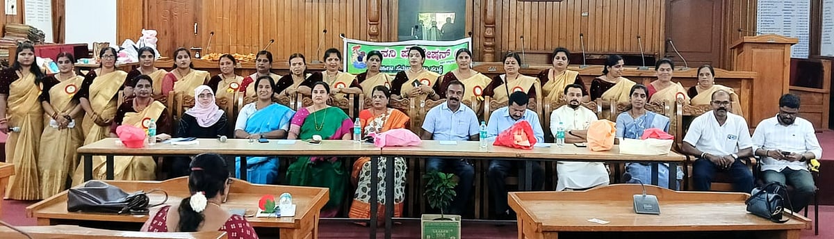 ಹಾಸನ: ಪೌರಕಾರ್ಮಿಕ ಮಹಿಳೆಯರೊಂದಿಗೆ ಮಹಿಳಾ ದಿನಾಚರಣೆ