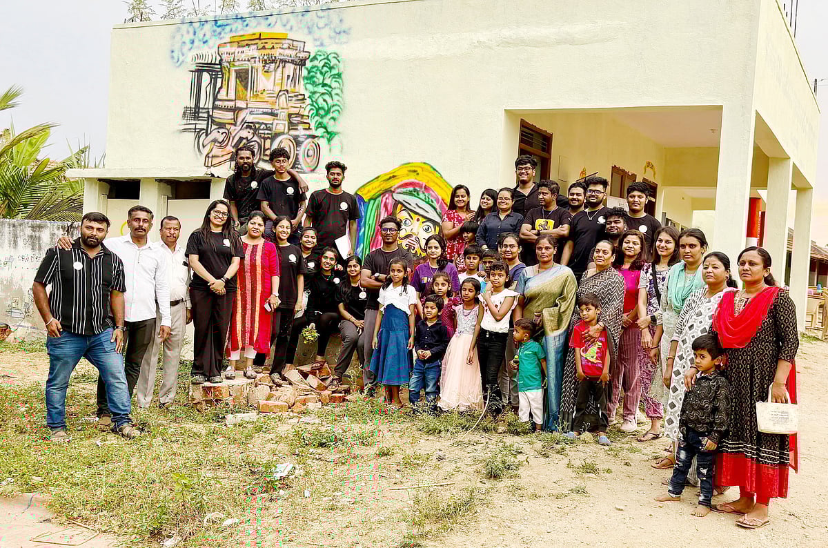 ಹಿರೀಸಾವೆ: ಸರ್ಕಾರಿ ಶಾಲೆಯ ಅಂದ ಹೆಚ್ಚಿಸಿದ ಕಲಾವಿದರು