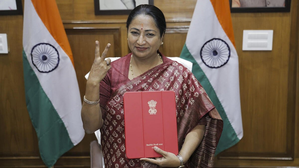 ದೆಹಲಿ: ಮಹಿಳೆಯರಿಗೆ ಉಚಿತ ಬಸ್ ಪ್ರಯಾಣ; ಗುಲಾಬಿ ಟಿಕೆಟ್ ಬದಲು ಡಿಜಿಟಲ್ ಕಾರ್ಡ್