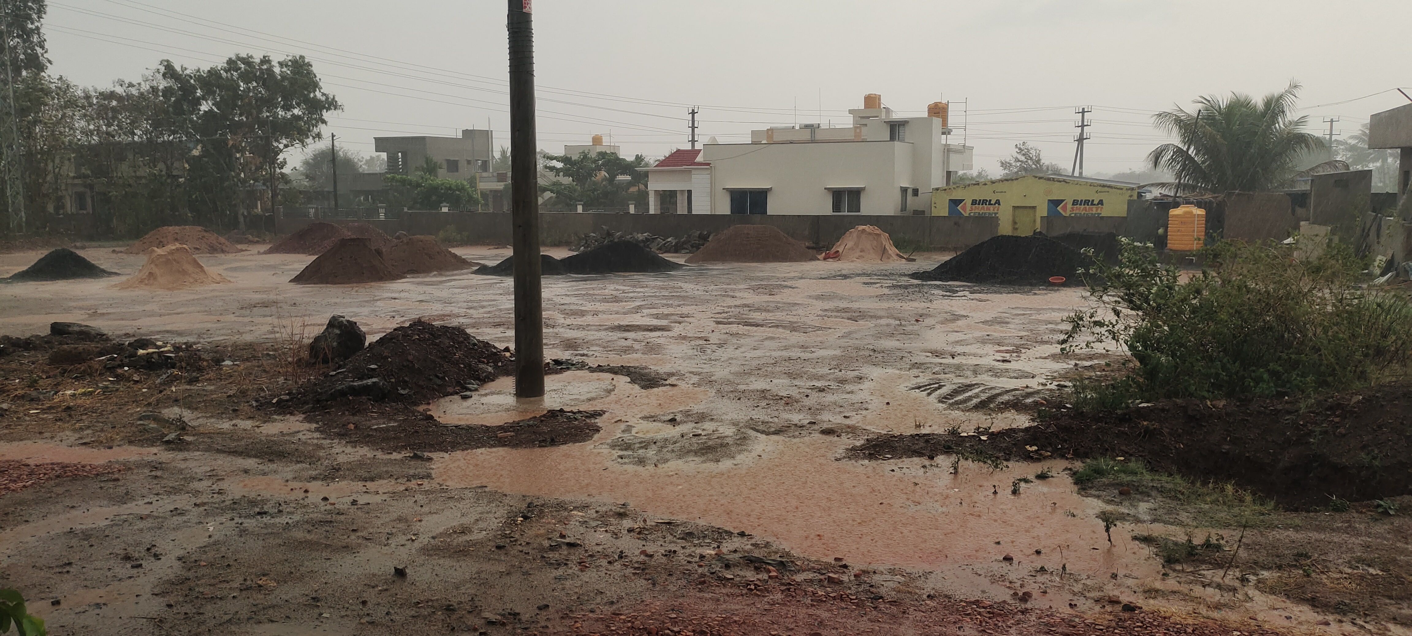 ಬೈಲಹೊಂಗಲದಲ್ಲಿ ಬುಧವಾರ ಸುರಿದ ಮಳೆಗೆ ಎಂ.ಜೆ.ಹೌಸಿಂಗ್ ಕಾಲೂನಿ ಮುಖ್ಯ ರಸ್ತೆ ಕೆಸರಿನ ರೂಪ ಪಡೆದು ಸಂಚಾರಕ್ಕೆ ತೊಂದರೆ ಉಂಟಾಯಿತು.