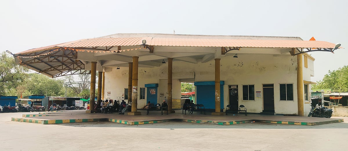 ಸೌಲಭ್ಯ ವಂಚಿತ ಗಾಣಗಾಪುರ ಬಸ್ ನಿಲ್ದಾಣ: ಪ್ರಯಾಣಿಕರ ನಿತ್ಯ ಪರದಾಟ 