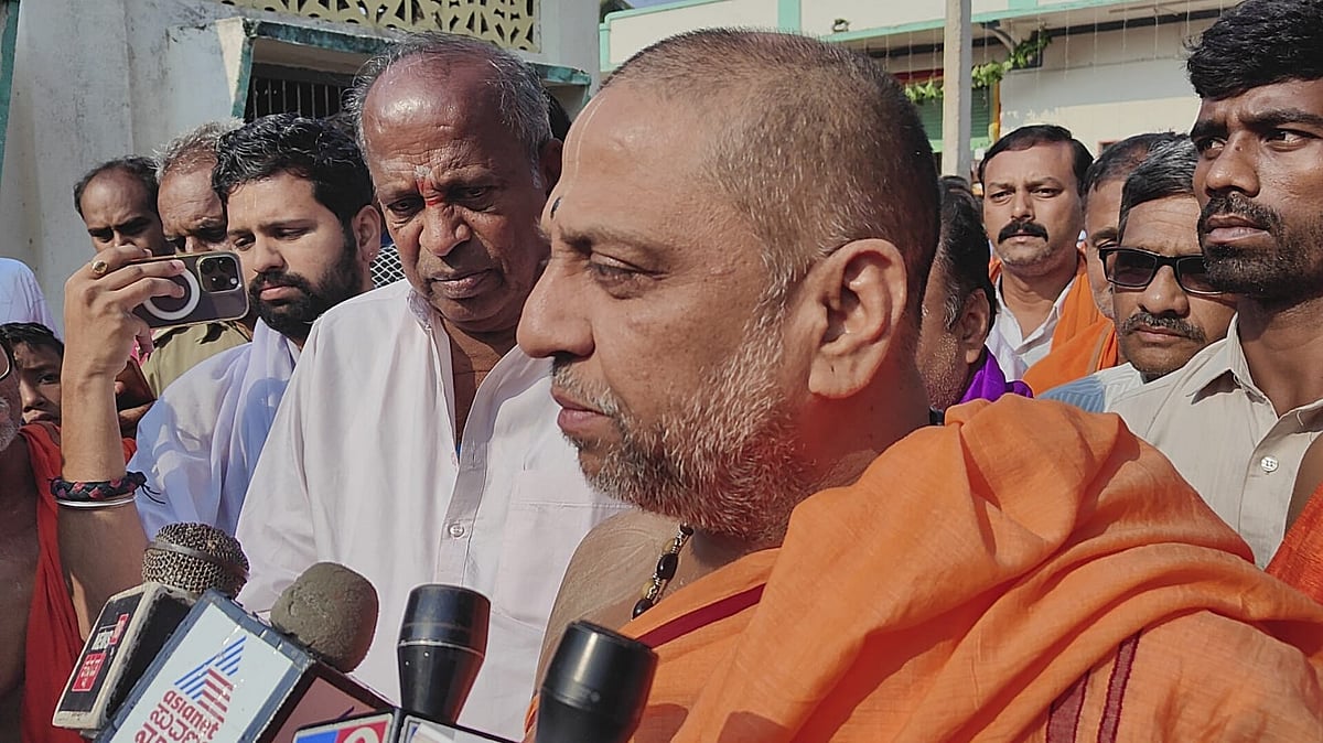 ಕೊಪ್ಪಳ: ಮಠದ ಹೊರಗಿನಿಂದಲೇ ನಮಸ್ಕರಿಸಿ  ವಾಪಸ್‌ ತೆರಳಿದ ಸುಬುಧೇಂದ್ರ ಶ್ರೀ