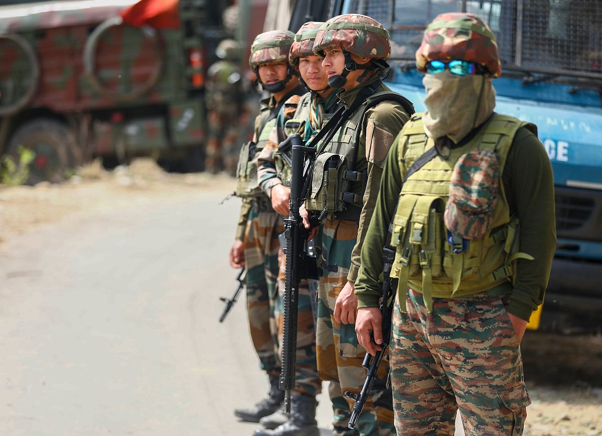 ಜಮ್ಮು: ಮೂವರು ಉಗ್ರರ ಹತ್ಯೆ, ಮೂವರು ಪೊಲೀಸರು ಹುತಾತ್ಮ