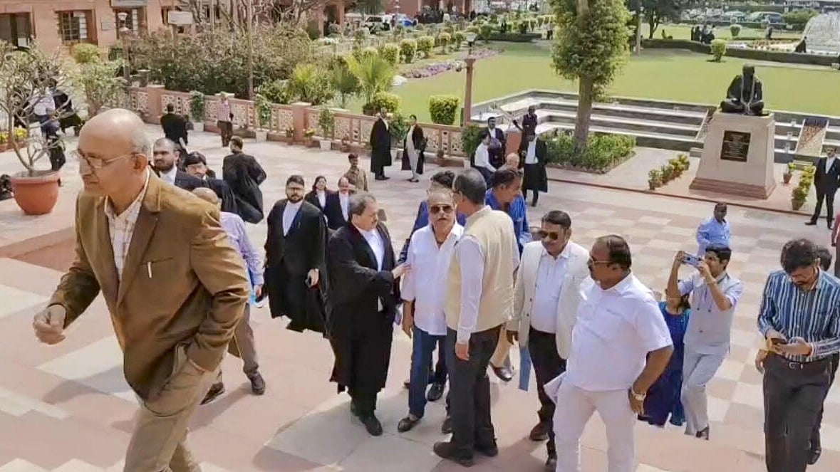 ನ್ಯಾ.ವರ್ಮಾ ಮನೆಯಲ್ಲಿ ಹಣ ಪತ್ತೆ ಘಟನೆ: ವರ್ಗಾವಣೆಗೆ ವಕೀಲರ ವಿರೋಧ; CJIಗೆ ಮನವಿ