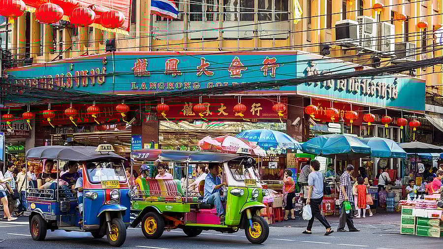 ಬ್ಯಾಂಕಾಕ್‌ನಲ್ಲಿ 7.7 ತೀವ್ರತೆಯ ಪ್ರಬಲ ಭೂಕಂಪ: ಮನೆಗಳಿಂದ ಹೊರಗೆ ಓಡಿಬಂದ ಜನ
