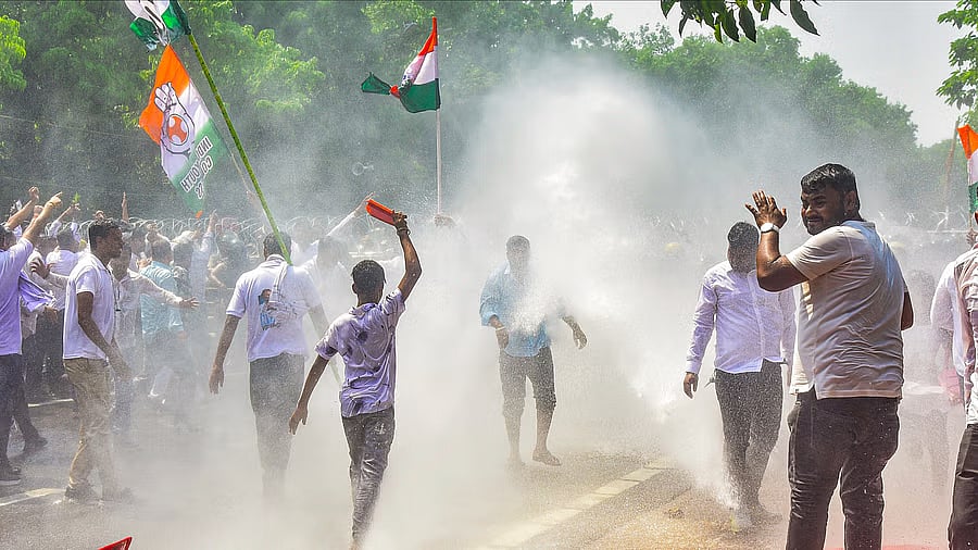 ಬಿಜೆಪಿ ಅವಧಿಯಲ್ಲಿ ಮಹಿಳೆಯರ ಮೇಲೆ ದೌರ್ಜನ್ಯ: ಪೊಲೀಸರೊಂದಿಗೆ ಕಾಂಗ್ರೆಸ್ ಘರ್ಷಣೆ