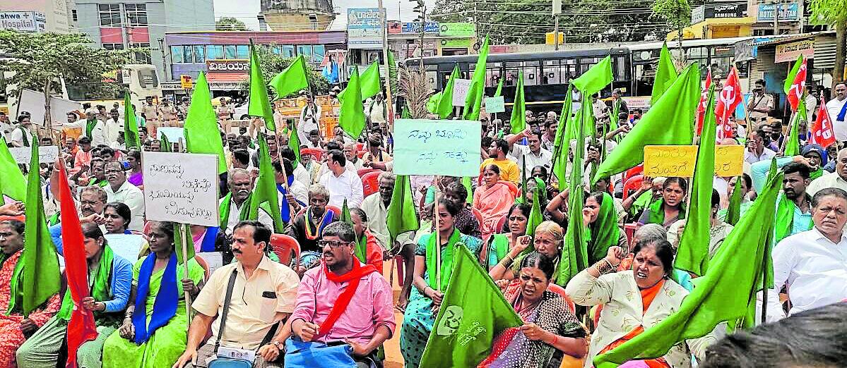 ಸಾವಿರಾರು ಎಕರೆ ಫಲವತ್ತಾದ ಕೃಷಿ ಭೂಮಿಯನ್ನು ಕೈಗಾರಿಕಾ ಉದ್ದೇಶಕ್ಕೆ ಸ್ವಾಧೀನ ಪಡಿಸಿಕೊಳ್ಳಲು ಮುಂದಾಗಿರುವ ಸರ್ಕಾರದ ನಿರ್ಧಾರ ವಿರೋಧಿಸಿ ಬೆಂಗಳೂರು ಗ್ರಾಮಾಂತರ ಜಿಲ್ಲೆ ದೇವನಹಳ್ಳಿ ತಾಲ್ಲೂಕಿನ ಚನ್ನರಾಯಪಟ್ಟಣದಲ್ಲಿ 500ಕ್ಕೂ ಹೆಚ್ಚು ದಿನದಿಂದ ಪ್ರತಿಭಟನೆ ನಡೆಸುತ್ತಿರುವ ರೈತರು 