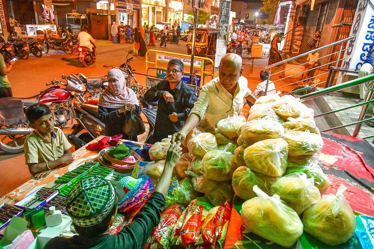 ಕೊಪ್ಪಳ | ರಂಜಾನ್‌ ಸಂಭ್ರಮ: ಖರೀದಿ ಭರಾಟೆ