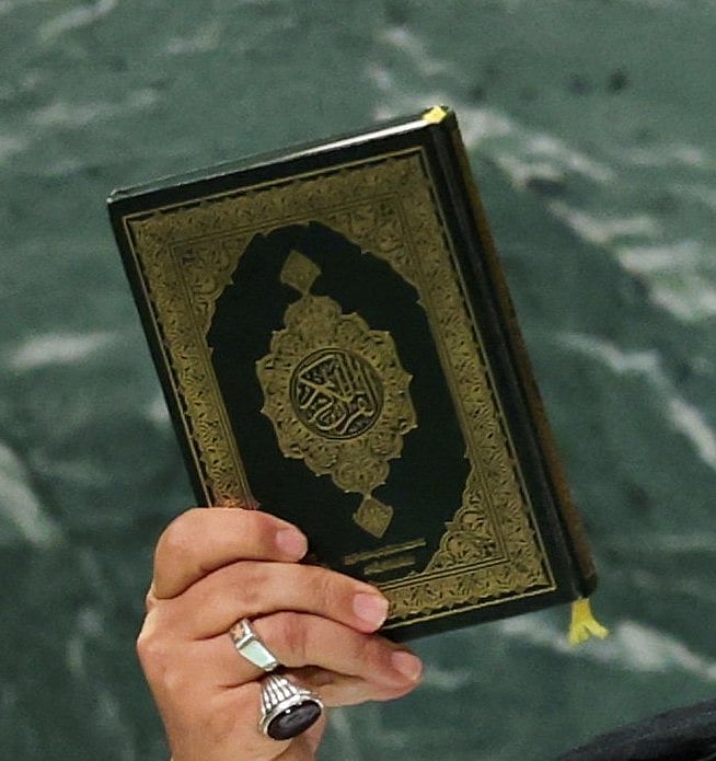 ಮಠದ ಸ್ವಾಮೀಜಿಗೆ ಕುರಾನ್ ಉಡುಗೊರೆ ನೀಡಿ ಹಬ್ಬದ ಶುಭಾಶಯ ಕೋರಿದ ಮುಸ್ಲಿಮರು