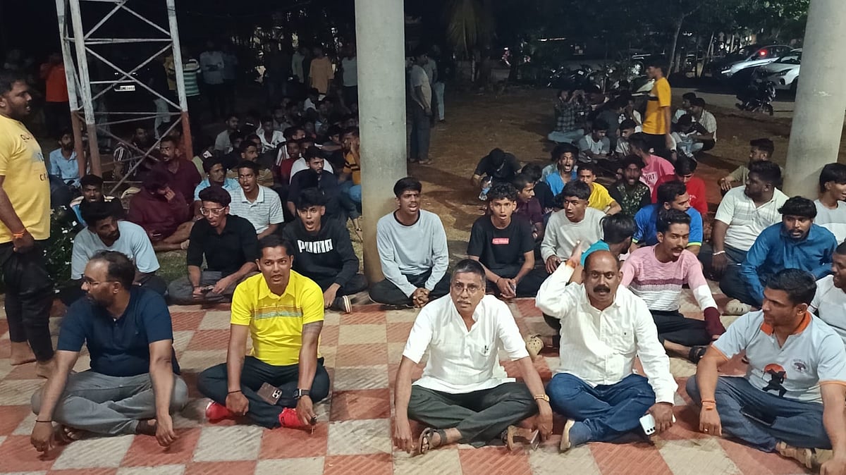 ವಿನಾಕಾರಣ ಗೂಂಡಾ ಕಾಯ್ದೆ ದಾಖಲು ಆರೋಪ: ಶಹಾಪುರ ಠಾಣೆ ಎದುರು ಬಜರಂಗ ದಳ ಪ್ರತಿಭಟನೆ