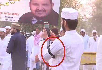 ಮಧ್ಯಪ್ರದೇಶ: ವಕ್ಫ್‌ ಮಸೂದೆ ವಿರೋಧಿಸಿ ಕೈಗಳಿಗೆ ಕಪ್ಪುಪಟ್ಟಿ ಧರಿಸಿ ಪ್ರಾರ್ಥನೆ 