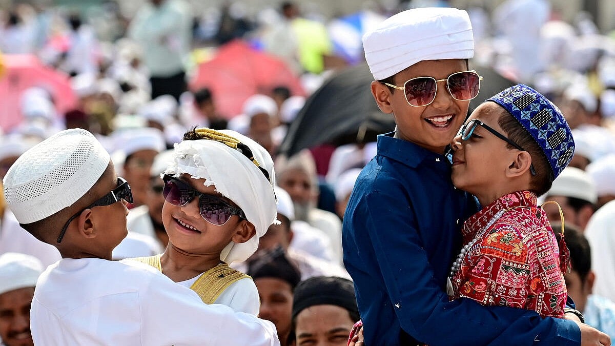 PHOTOS | ಈದ್‌ ಉಲ್‌ ಫಿತ್ರ್‌: ಶ್ರದ್ಧೆಯ ಪ್ರಾರ್ಥನೆ, ಸಂಭ್ರಮದ ಆಚರಣೆ