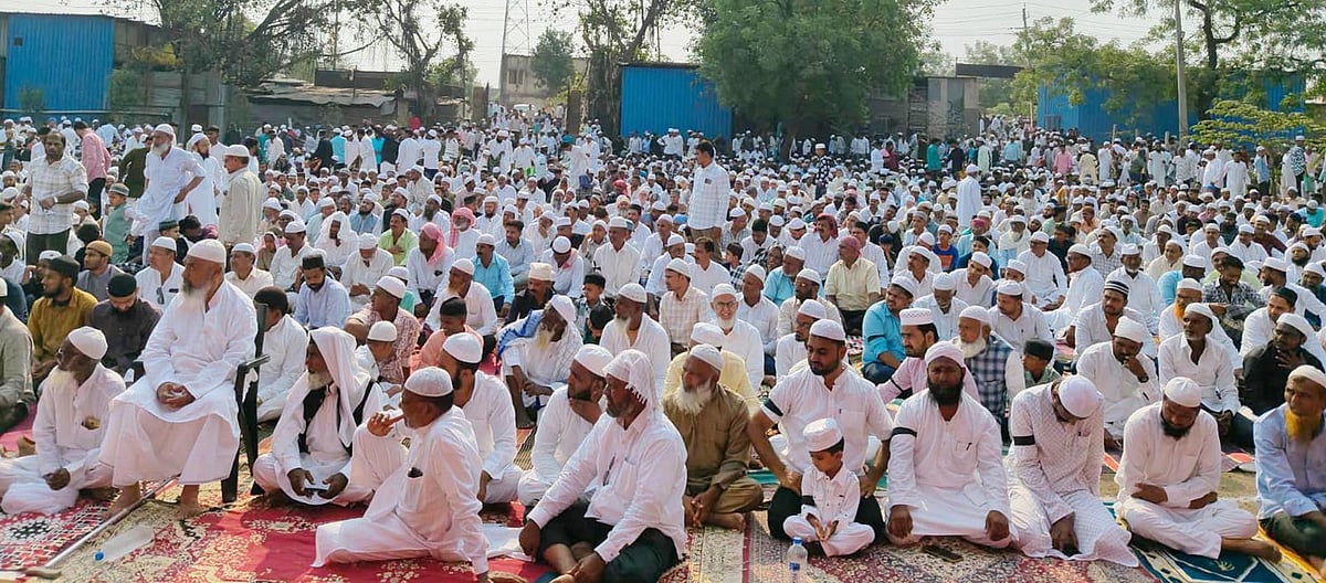 ಸಿಂದಗಿ | ಕೈಗೆ ಕಪ್ಪು ಪಟ್ಟಿ ಕಟ್ಟಿ ಪ್ರಾರ್ಥನೆ