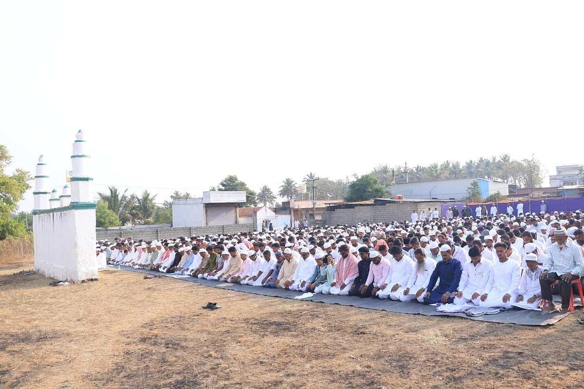 ಚಾಮರಾಜನಗರ: ಜಿಲ್ಲೆಯಾದ್ಯಂತ ಈದ್ ಸಂಭ್ರಮ, ಸಾಮೂಹಿಕ ಪ್ರಾರ್ಥನೆ