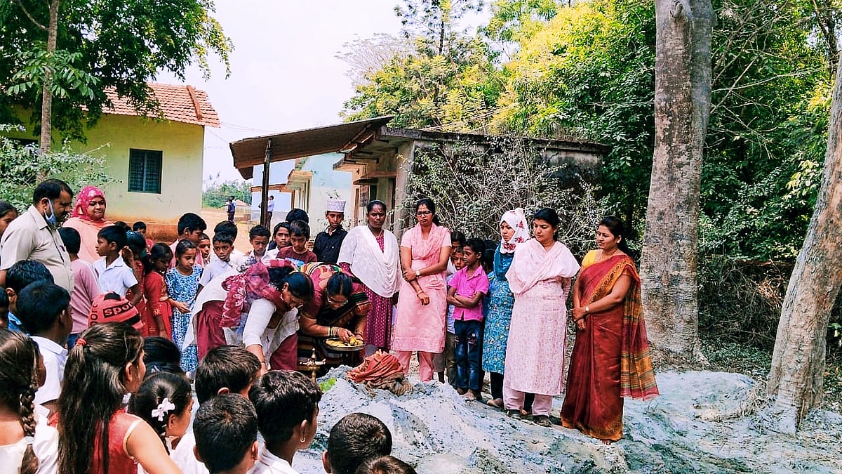ಸರ್ಕಾರಿ ಶಾಲೆಗೆ ಸ್ವಂತ ಖರ್ಚಿನಲ್ಲಿ ಬೋರ್‌ವೆಲ್‌ ಕೊರೆಯಿಸಿದ ಶಿಕ್ಷಕಿಯರು 