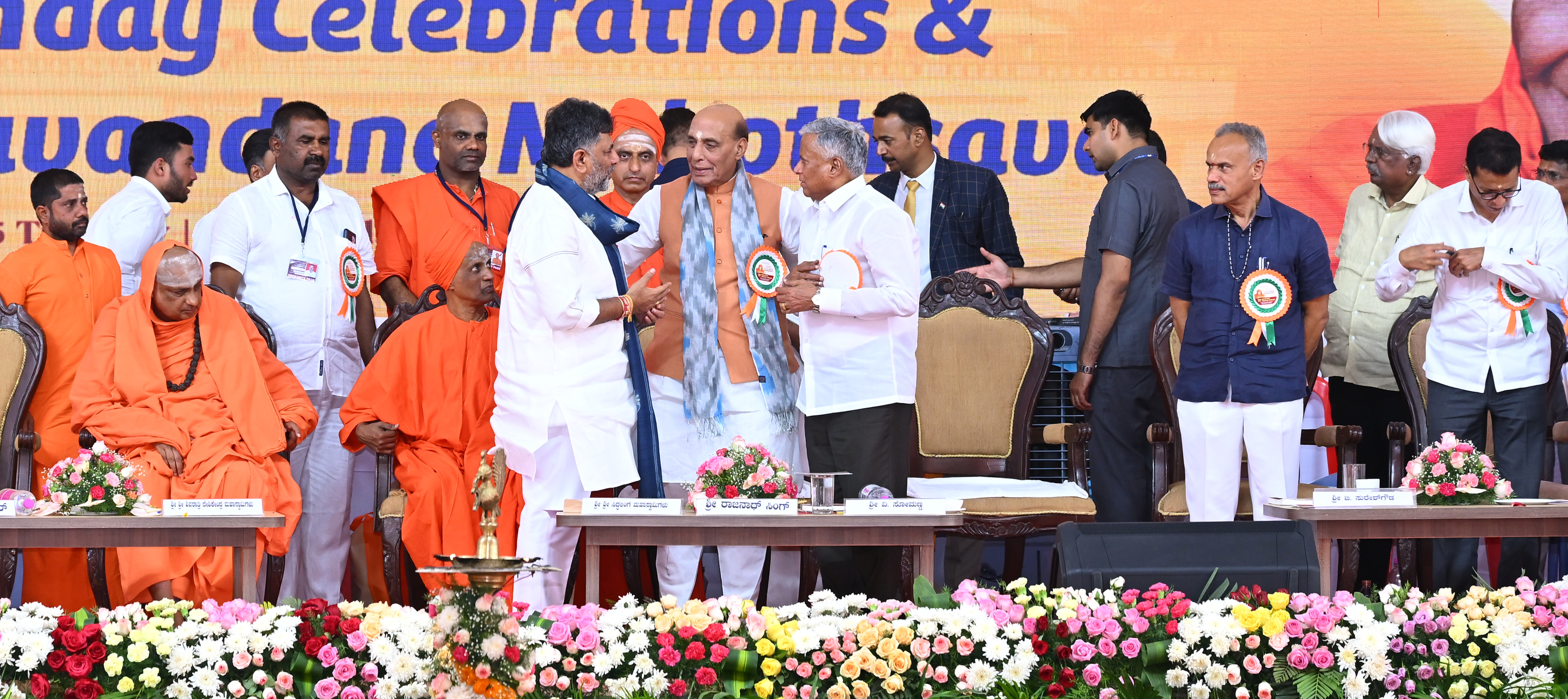 ತುಮಕೂರು ಸಿದ್ಧಗಂಗಾ ಮಠದಲ್ಲಿ ಮಂಗಳವಾರ ಶಿವಕುಮಾರ ಸ್ವಾಮೀಜಿ ಜಯಂತಿ ಕಾರ್ಯಕ್ರಮದಲ್ಲಿ ರಕ್ಷಣಾ ಸಚಿವ ರಾಜನಾಥ್ ಸಿಂಗ್ ಜತೆ ಉಪಮುಖ್ಯಮಂತ್ರಿ ಡಿ.ಕೆ.ಶಿವಕುಮಾರ್ ಕೇಂದ್ರ ಸಚಿವ ವಿ.ಸೋಮಣ್ಣ ಚರ್ಚಿಸಿದರು. ಸುತ್ತೂರು ಮಠದ ಶಿವರಾತ್ರಿ ದೇಶಿಕೇಂದ್ರ ಸ್ವಾಮೀಜಿ ಸಿದ್ಧಗಂಗಾ ಮಠಾಧ್ಯಕ್ಷ ಸಿದ್ಧಲಿಂಗ ಸ್ವಾಮೀಜಿ ಶಾಸಕರಾದ ಬಿ.ಸುರೇಶ್‌ಗೌಡ ಜಿ.ಬಿ.ಜ್ಯೋತಿಗಣೇಶ್ ಉಪಸ್ಥಿತರಿದ್ದರು
