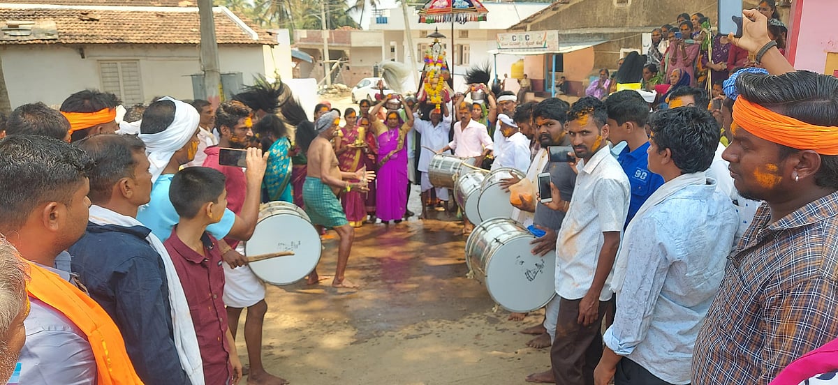 ಯುಗಾದಿ: ಬೀರಲಿಂಗೇಶ್ವರ ಮೂರ್ತಿ ಮೆರವಣಿಗೆ