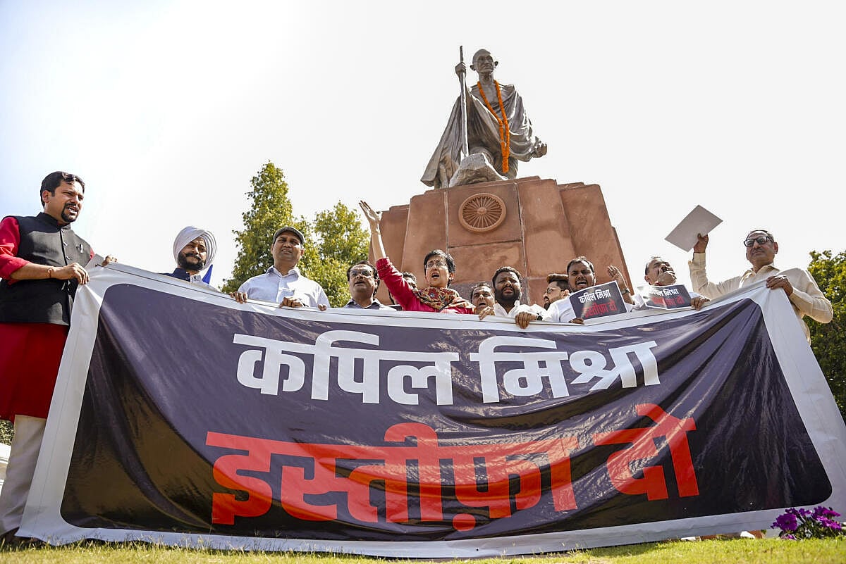 ದೆಹಲಿ | ಕಪಿಲ್ ಮಿಶ್ರಾ ರಾಜೀನಾಮೆಗೆ ಒತ್ತಾಯಿಸಿ ಪ್ರತಿಭಟನೆ: AAP ಶಾಸಕರ ಅಮಾನತು