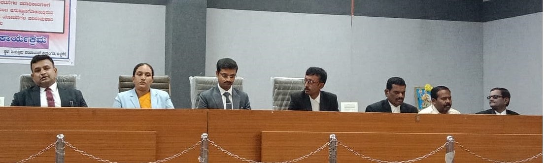 ಚಿತ್ರದುರ್ಗ: ಅಸಂಘಟಿತ ಕಾರ್ಮಿಕರಿಗೆ ಜಾಬ್‍ಕಾರ್ಡ್ ವಿತರಿಸಿ