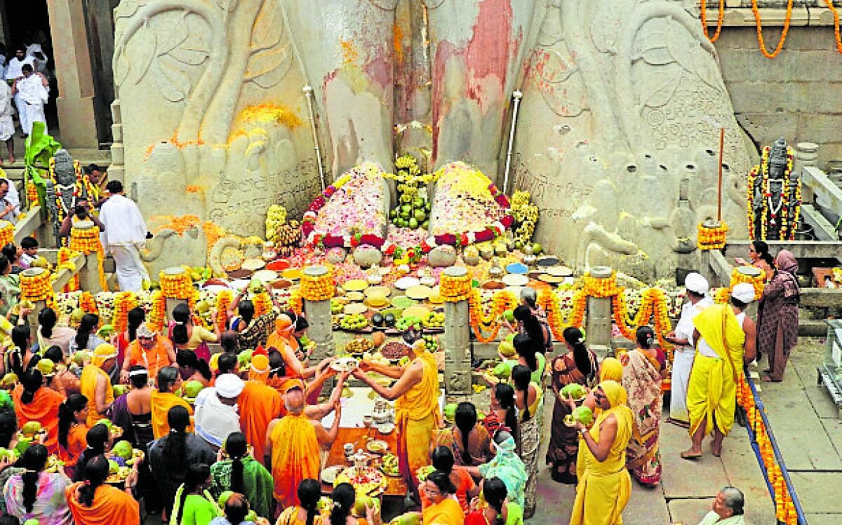 ವಿಂಧ್ಯಗಿರಿ: ಬಾಹುಬಲಿ ಪಾದಗಳಿಗೆ ಅಭಿಷೇಕ, ಪುಷ್ಪವೃಷ್ಟಿ
