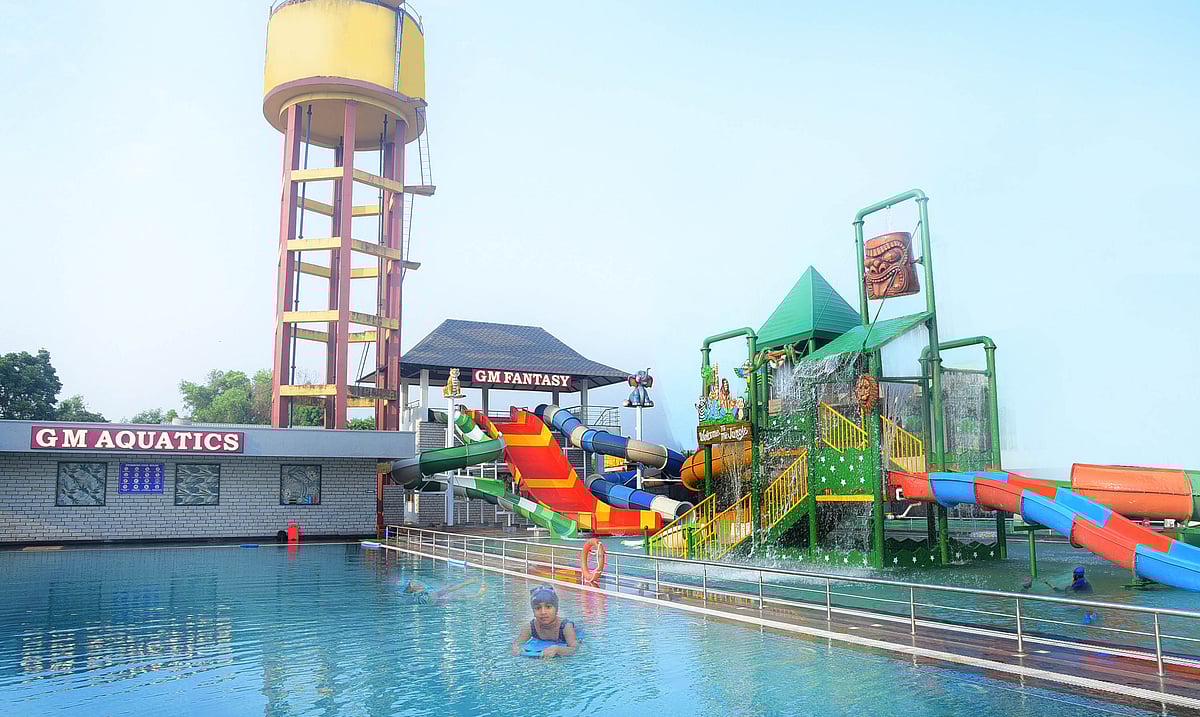 ಈಜು ಕೊಳ, ಅಮ್ಯೂಸ್‌ಮೆಂಟ್ ಪಾರ್ಕ್ ಉದ್ಘಾಟನೆ