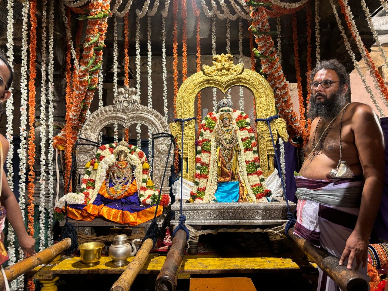 ಮೇಲುಕೋಟೆಯಲ್ಲಿ ವೈರಮುಡಿ ಬ್ರಹ್ಮೋತ್ಸವದ ಅಂಗವಾಗಿ ಗುರುವಾರ ರಾತ್ರಿ ಕಲ್ಯಾಣೋತ್ಸವ ನಡೆಯಿತು