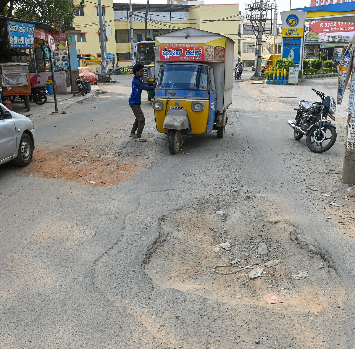 ಬೆಂಗಳೂರು: ಡಾಂಬರು ರಸ್ತೆಯಲ್ಲಿ ಗುಂಡಿಗಳ ದರ್ಬಾರು