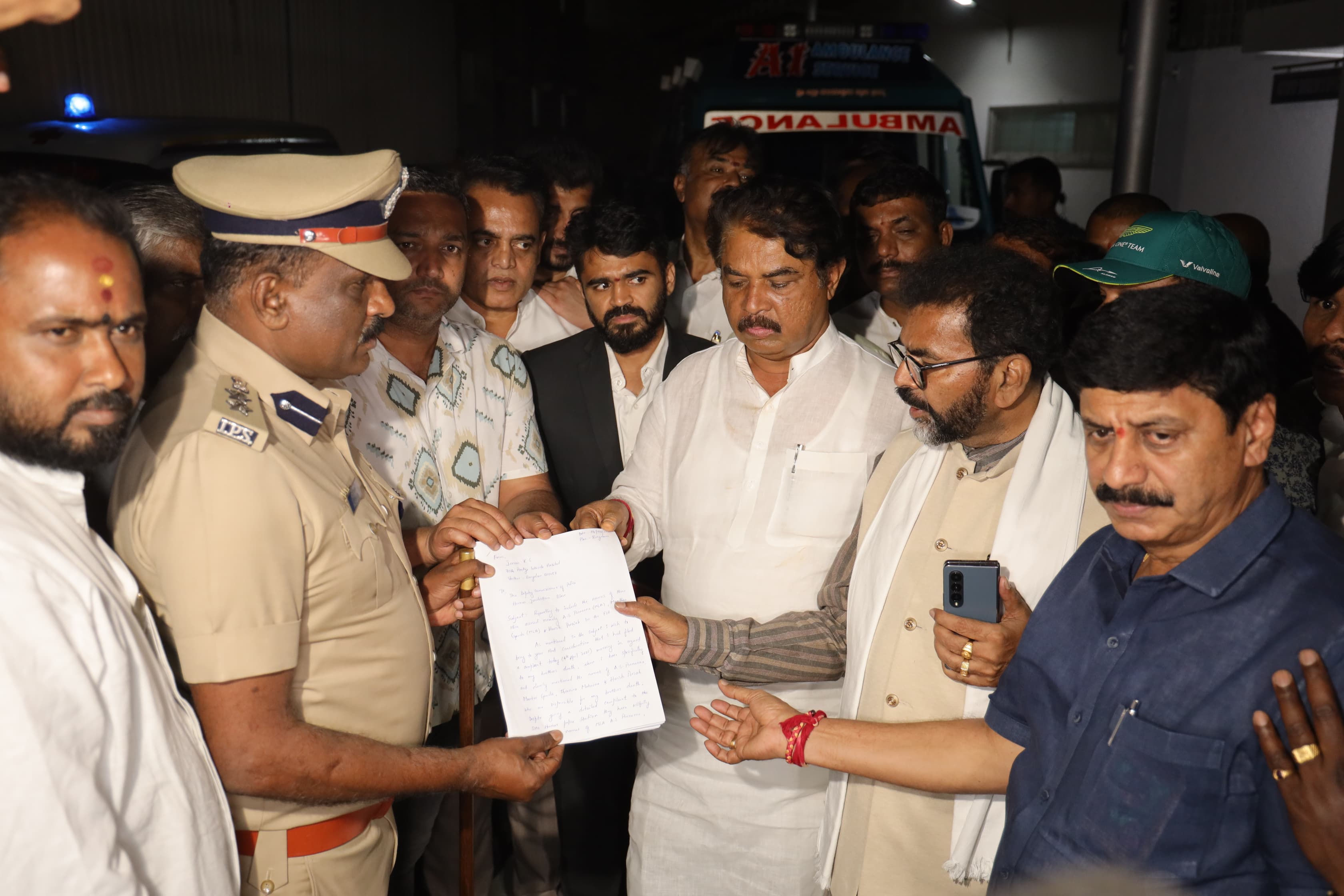 ಶಾಸಕರಾದ ಎ.ಎಸ್‌.ಪೊನ್ನಣ್ಣ ಹಾಗೂ ಮಂಥರ್‌ಗೌಡ ಅವರ ವಿರುದ್ಧ ಎಫ್‌ಐಆರ್‌ ದಾಖಲಿಸುವಂತೆ ಆಗ್ರಹಿಸಿ ಬೆಂಗಳೂರು ಪೂರ್ವ ವಿಭಾಗದ ಡಿಸಿಪಿ ದೇವರಾಜು ಅವರಿಗೆ ಬಿಜೆಪಿ ಮುಖಂಡರು ಮನವಿ ಸಲ್ಲಿಸಿದರು