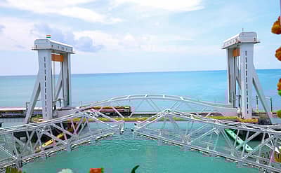 ದೇಶದ ಮೊದಲ ‘ವರ್ಟಿಕಲ್‌ ಲಿಫ್ಟ್‌ ಸೇತುವೆ’ (ಲಂಬವಾಗಿ ಮೇಲೆತ್ತಲಾಗುವ ಸೇತುವೆ) ಇದಾಗಿದೆ.