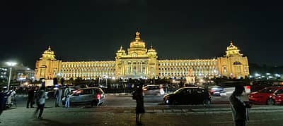 ಬಣ್ಣ ಬಣ್ಣದ ವಿದ್ಯುತ್‌ ದೀಪಾಲಂಕಾರದಲ್ಲಿ ಜಗಮಗಿಸುತ್ತಿದೆ ವಿಧಾನಸೌಧ