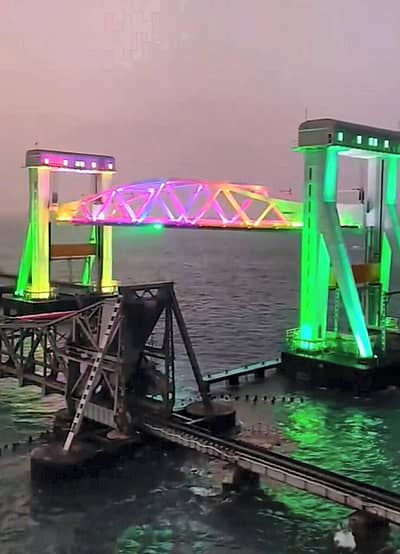 ಪಂಬನ್ ಸೇತುವೆಯಲ್ಲಿ ಬೆಳಕಿನ ಚಿತ್ತಾರ