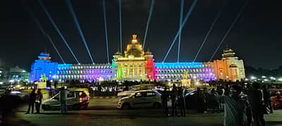 ಬಣ್ಣ ಬಣ್ಣದ ವಿದ್ಯುತ್‌ ದೀಪಾಲಂಕಾರದಲ್ಲಿ ಜಗಮಗಿಸುತ್ತಿದೆ ವಿಧಾನಸೌಧ