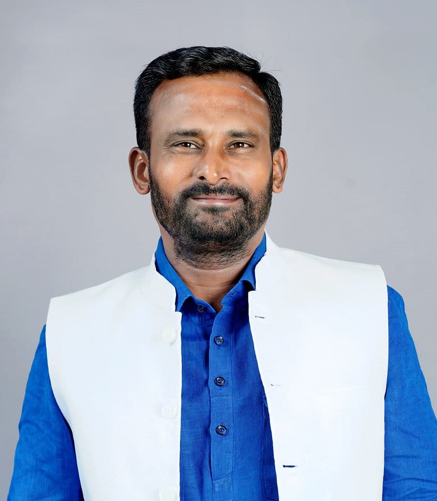 ಶ್ರೀಗಳು ಕಾವಿ ತೊರೆದು ಖಾದಿ ಹಾಕಿಕೊಳ್ಳಲಿ: ವಿಜಯಾನಂದ ಕಾಶಪ್ಪನವರ