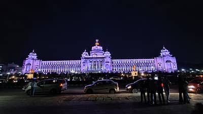 ಬಣ್ಣ ಬಣ್ಣದ ವಿದ್ಯುತ್‌ ದೀಪಾಲಂಕಾರದಲ್ಲಿ ಜಗಮಗಿಸುತ್ತಿದೆ ವಿಧಾನಸೌಧ