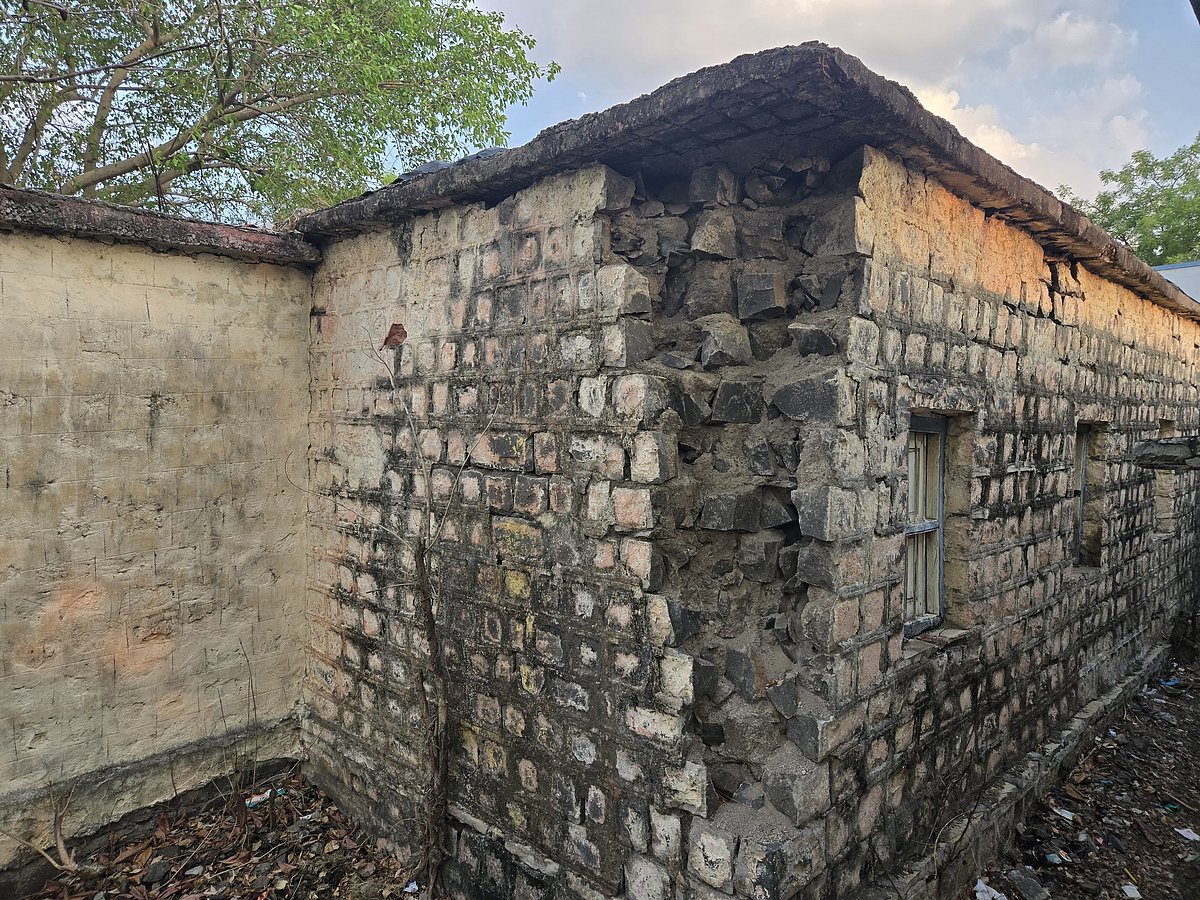 ಕಲಬುರಗಿ: ಜೀವ ಭಯದಲ್ಲೇ ಗ್ರಾ.ಪಂ. ಸಿಬ್ಬಂದಿ ಕಾರ್ಯನಿರ್ವಹಣೆ