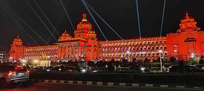 ಬಣ್ಣ ಬಣ್ಣದ ವಿದ್ಯುತ್‌ ದೀಪಾಲಂಕಾರದಲ್ಲಿ ಜಗಮಗಿಸುತ್ತಿದೆ ವಿಧಾನಸೌಧ