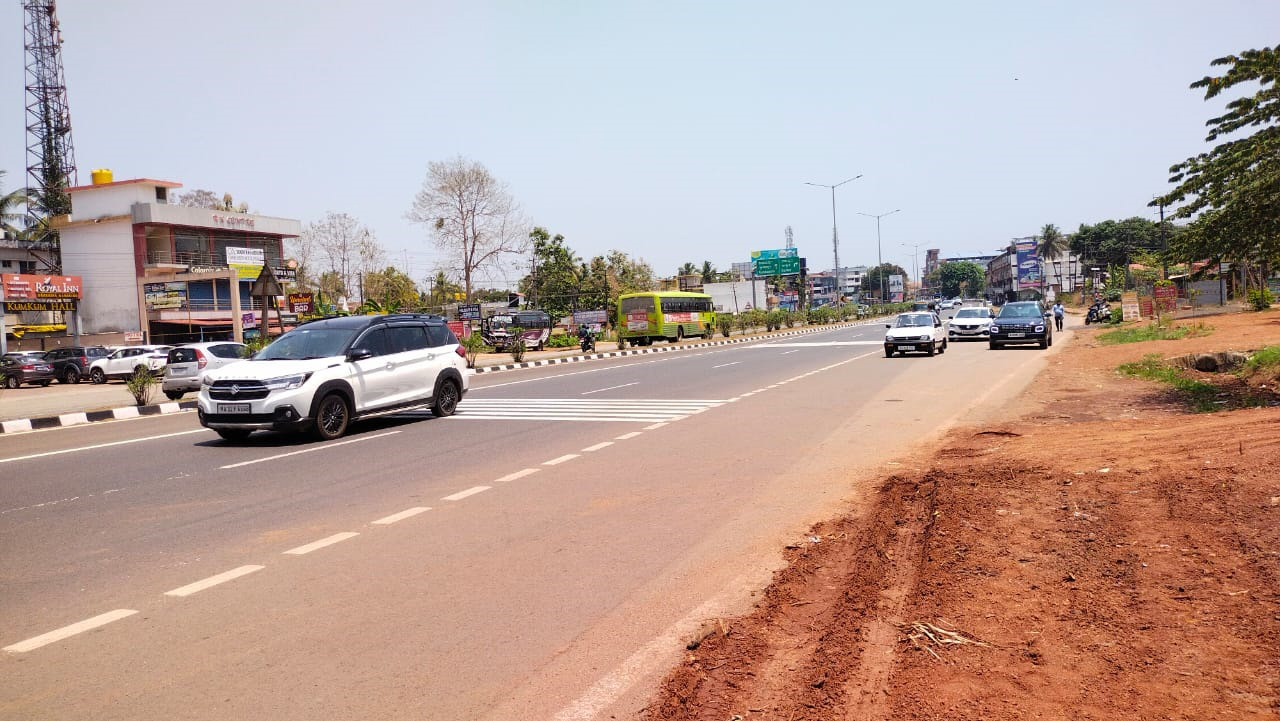 ಹೋರಾಟಕ್ಕೆ ಸಜ್ಜಾಗುತ್ತಿದ್ದಂತೆ ಇಲ್ಲಿಯ ಮಹೇಶ್‌ ಆಸ್ಪತ್ರೆಯ ಬಳಿ ಹೆದ್ದಾರಿಯ ಎರಡು ಬದಿ ತಾತ್ಕಾಲಿಕವಾಗಿ ಮಣ್ಣನ್ನು ಹಾಕಿ ಸಮತಟ್ಟು ಮಾಡಿ ಹೆದ್ದಾರಿ ದಾಟುವವವರಿಗೆ ಝೀಬ್ರಾ ಕ್ರಾಸಿಂಗ್‌ ಮಾಡಿರುವುದು.