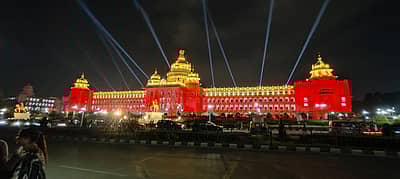 ಬಣ್ಣ ಬಣ್ಣದ ವಿದ್ಯುತ್‌ ದೀಪಾಲಂಕಾರದಲ್ಲಿ ಜಗಮಗಿಸುತ್ತಿದೆ ವಿಧಾನಸೌಧ